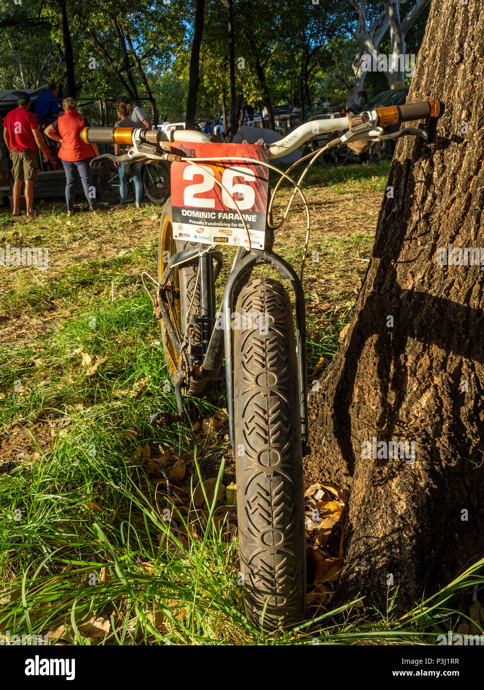 Défi 2018 Gibb a fatbike appuyé contre un arbre. L'Australie Kimberley WA Banque D'Images