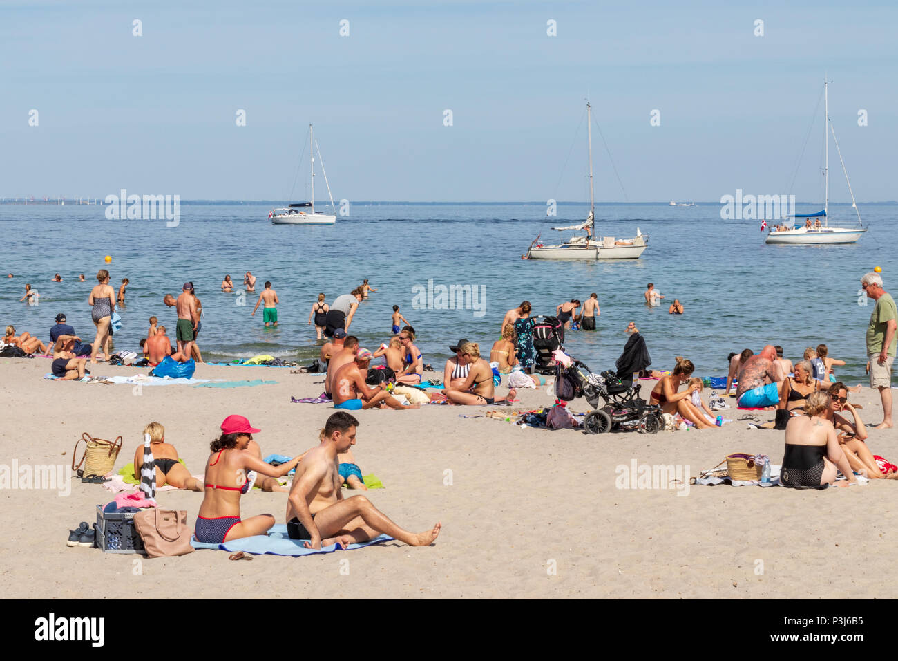 Les gens sur la plage Bellevue (Danois : "Bellevue Strand'), Silkeborg, Danemark Banque D'Images