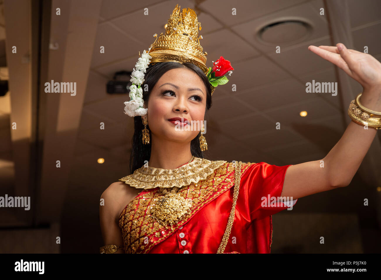 Danse de mariage, Sydney, Australie 20 Avril 2014 : femme danse une danse traditionnelle cambodgienne appelée la danse de Chuon Por (danse) qui souhaitent en K traditionnel Banque D'Images