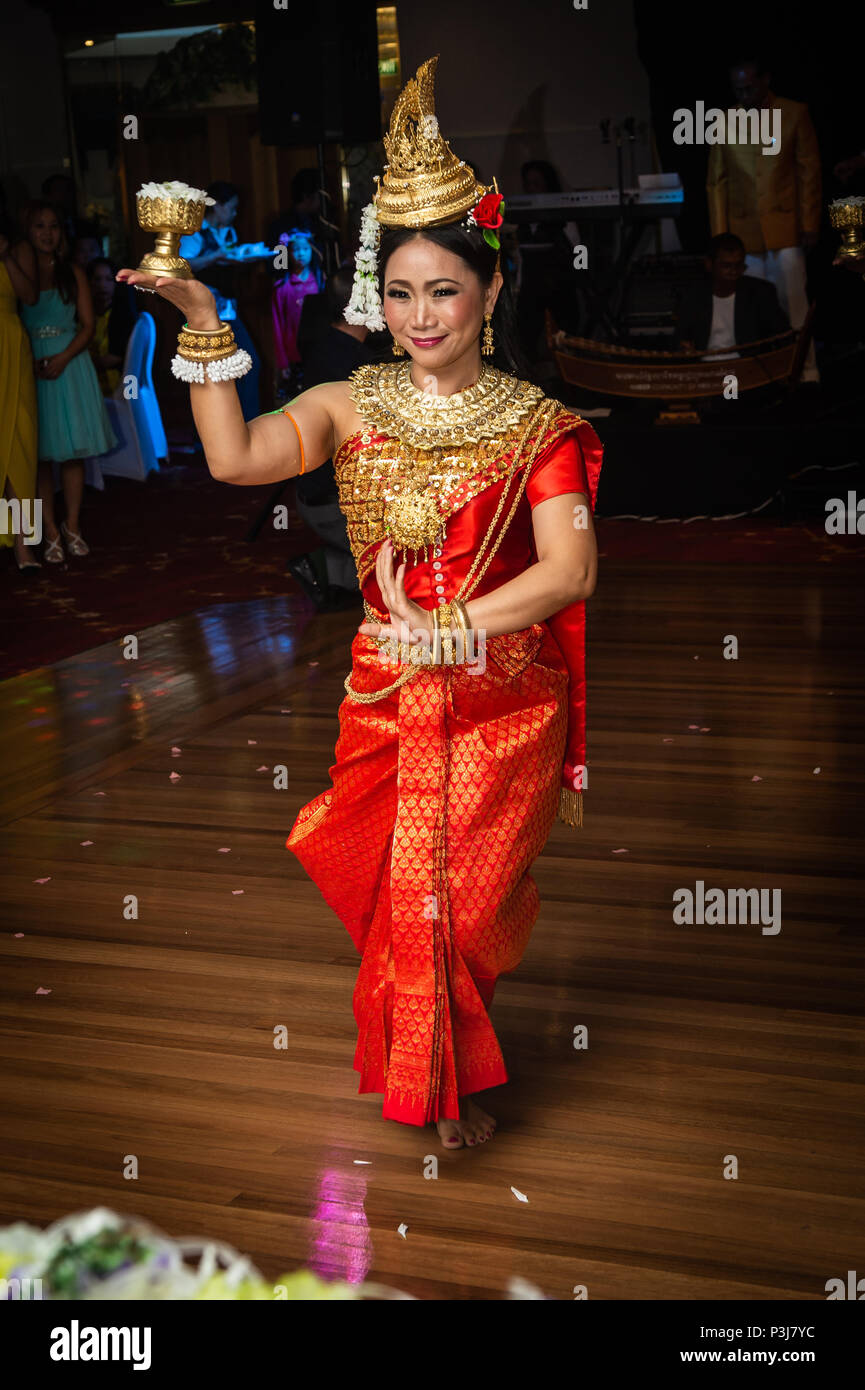 Danse de mariage, Sydney, Australie 20 Avril 2014 : femme danse une danse traditionnelle cambodgienne appelée la danse de Chuon Por (danse) qui souhaitent en K traditionnel Banque D'Images