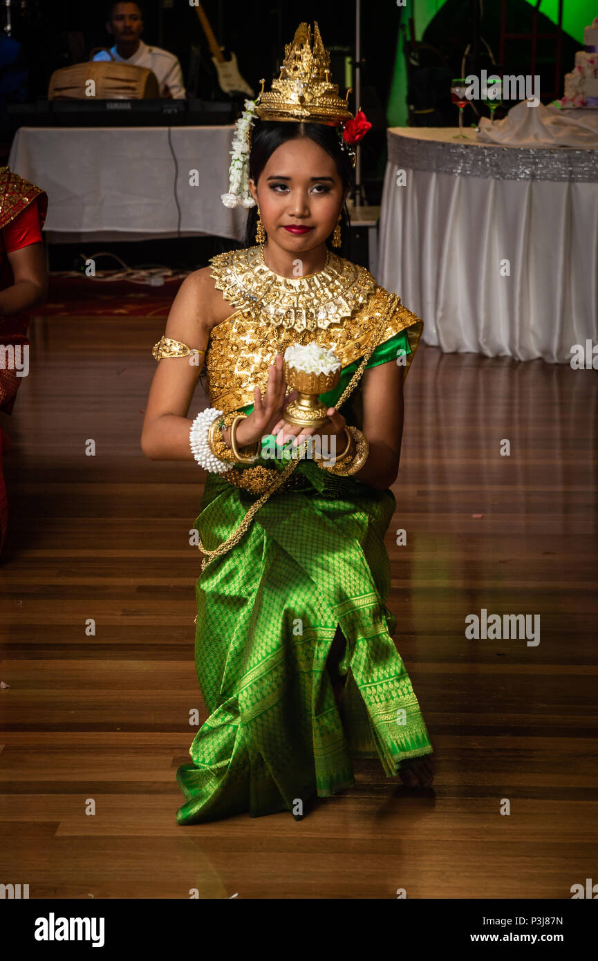 Danse de mariage, Sydney, Australie 20 Avril 2014 : femme danse une danse traditionnelle cambodgienne appelée la danse de Chuon Por (danse) qui souhaitent en K traditionnel Banque D'Images
