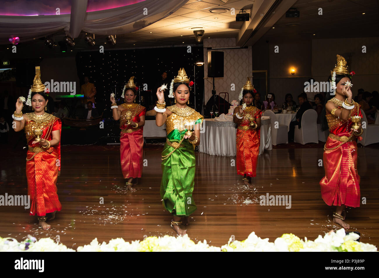 Danse de mariage, Sydney, Australie 20 Avril 2014 : Les femmes La danse une danse traditionnelle cambodgienne appelée la danse de Chuon Por (danse) qui souhaitent en K traditionnel Banque D'Images