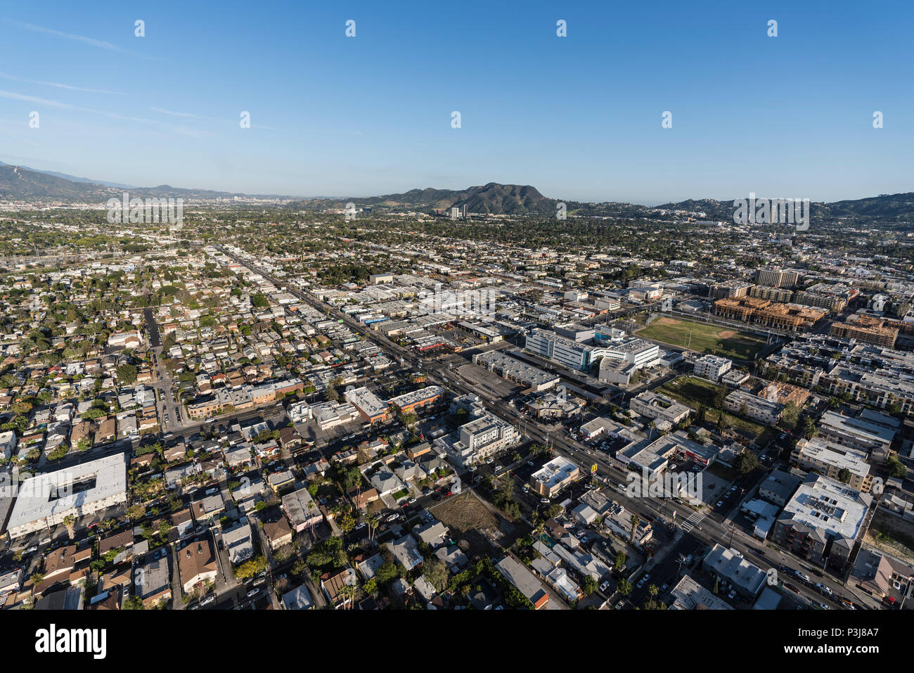 Los Angeles, Californie, USA - 18 Avril 2018 : Vue aérienne de Burbank Blvd et le nord d'Hollywood dans le voisinage de la vallée de San Fernando. Banque D'Images