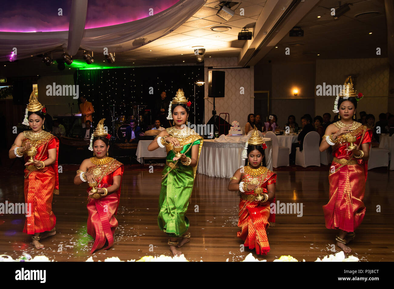 Danse de mariage, Sydney, Australie 20 Avril 2014 : Les femmes La danse une danse traditionnelle cambodgienne appelée la danse de Chuon Por (danse) qui souhaitent en K traditionnel Banque D'Images