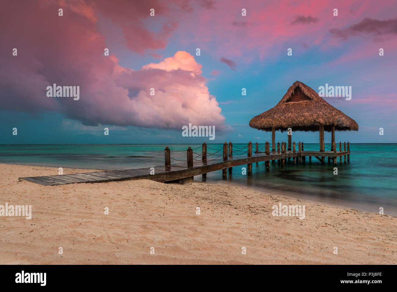 Des nuages au-dessus de l'eau en bois Villa à Cap Cana, République dominicaine. Banque D'Images