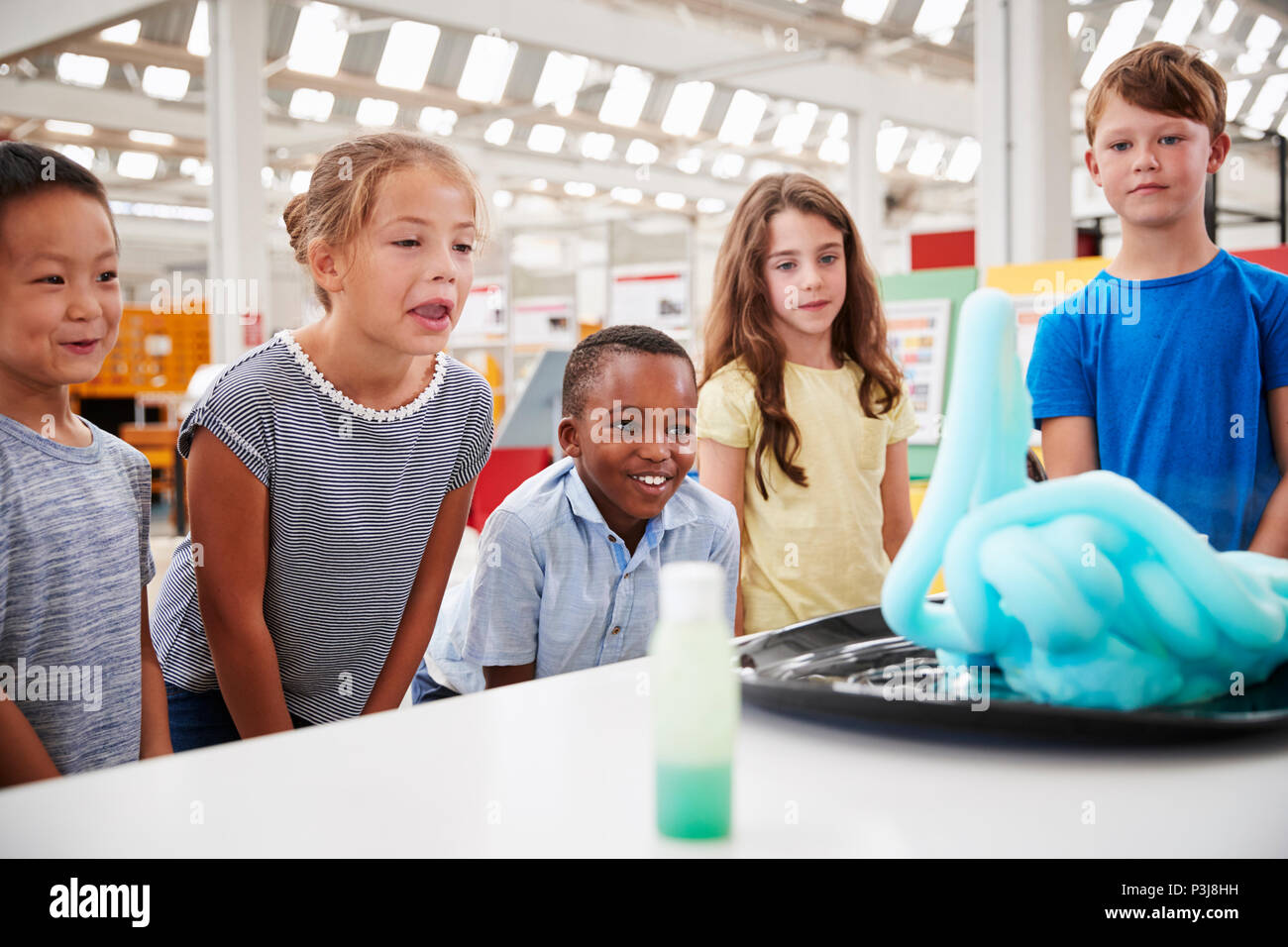 Regarder les enfants à l'école expérience à Science Centre, Close up Banque D'Images