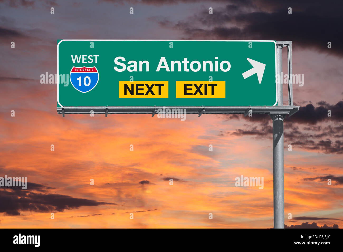 San Antonio Texas route 10 Freeway prochaine sortie signe avec Ciel de coucher du soleil. Banque D'Images