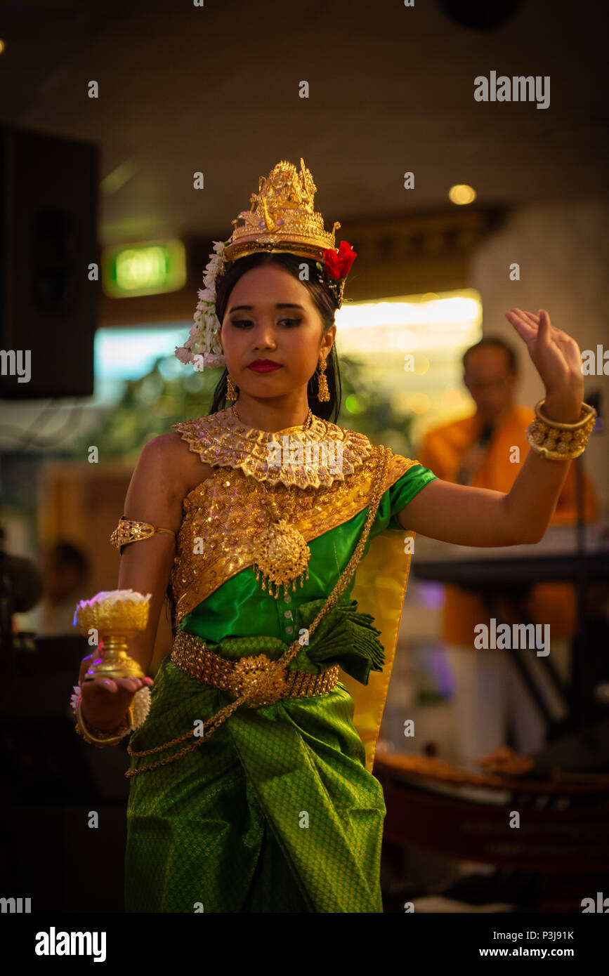 Danse de mariage, Sydney, Australie 20 Avril 2014 : femme danse une danse traditionnelle cambodgienne appelée la danse de Chuon Por (danse) qui souhaitent en K traditionnel Banque D'Images