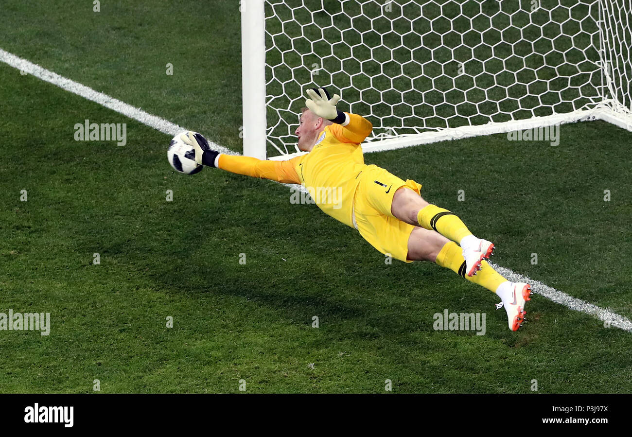 Angleterre attaquant Jordan Pickford concède un but du point de penalty pendant la Coupe du monde match du groupe G à l'arène, Volgograd Volgograd. Banque D'Images