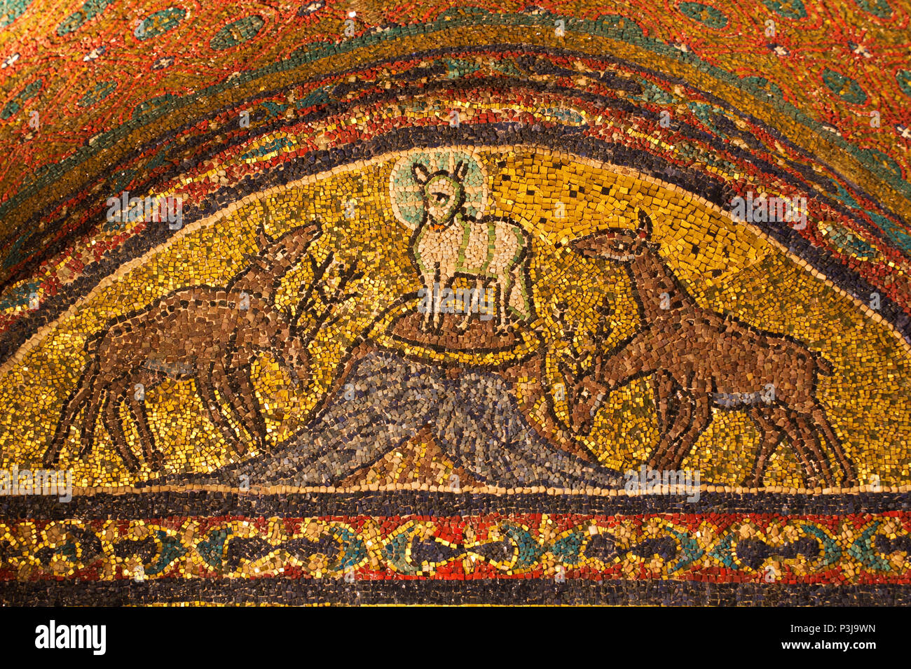 L'agneau de Dieu se trouve à la source de quatre sources dont le cerf boit - détail de la mosaïque byzantine - Chapelle Saint Zeno - S.Prasde - Rome Banque D'Images
