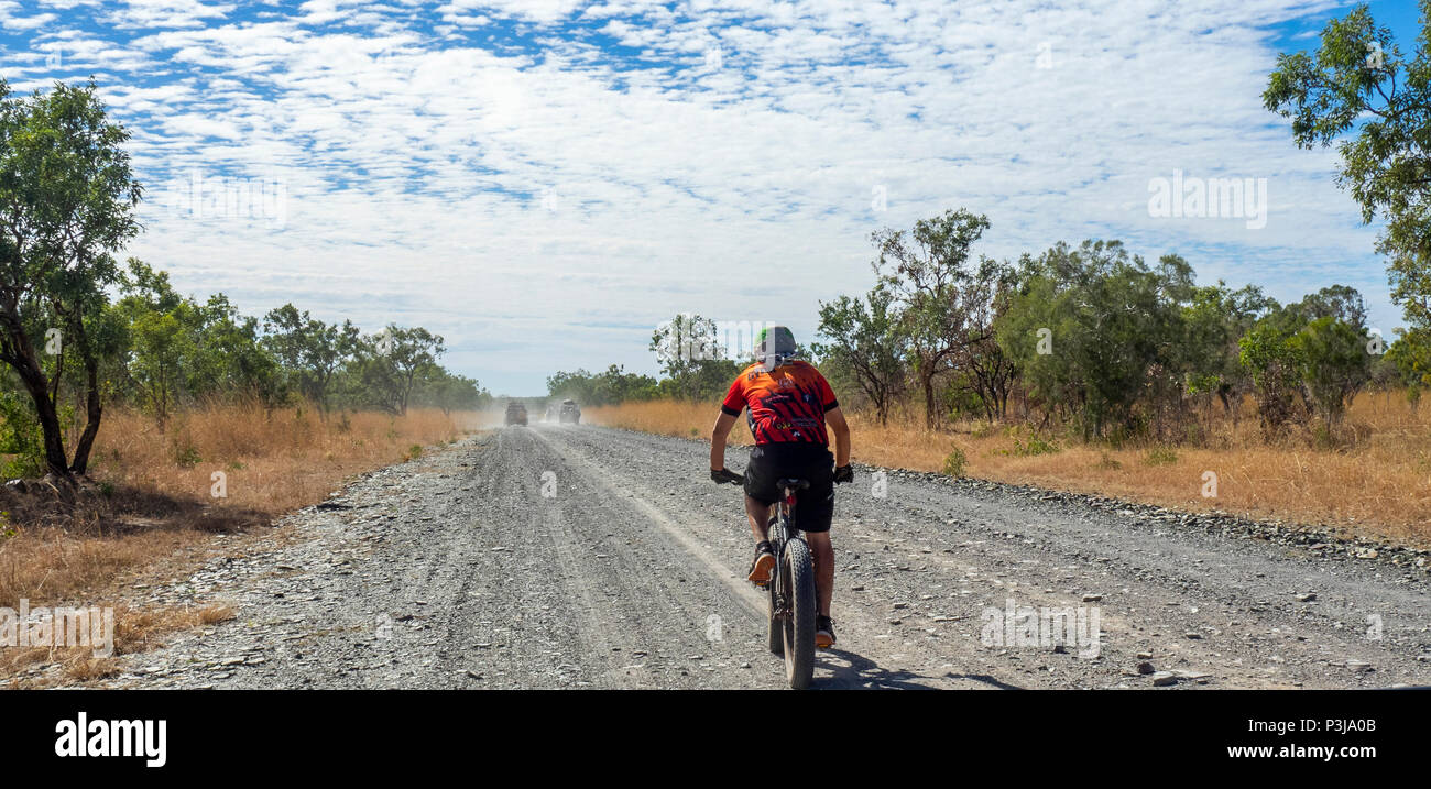 Défi 2018 Gibb un cycliste à Jersey et bib équitation une fatbike sur chemin de terre Gibb River Road Australie Kimberley Banque D'Images