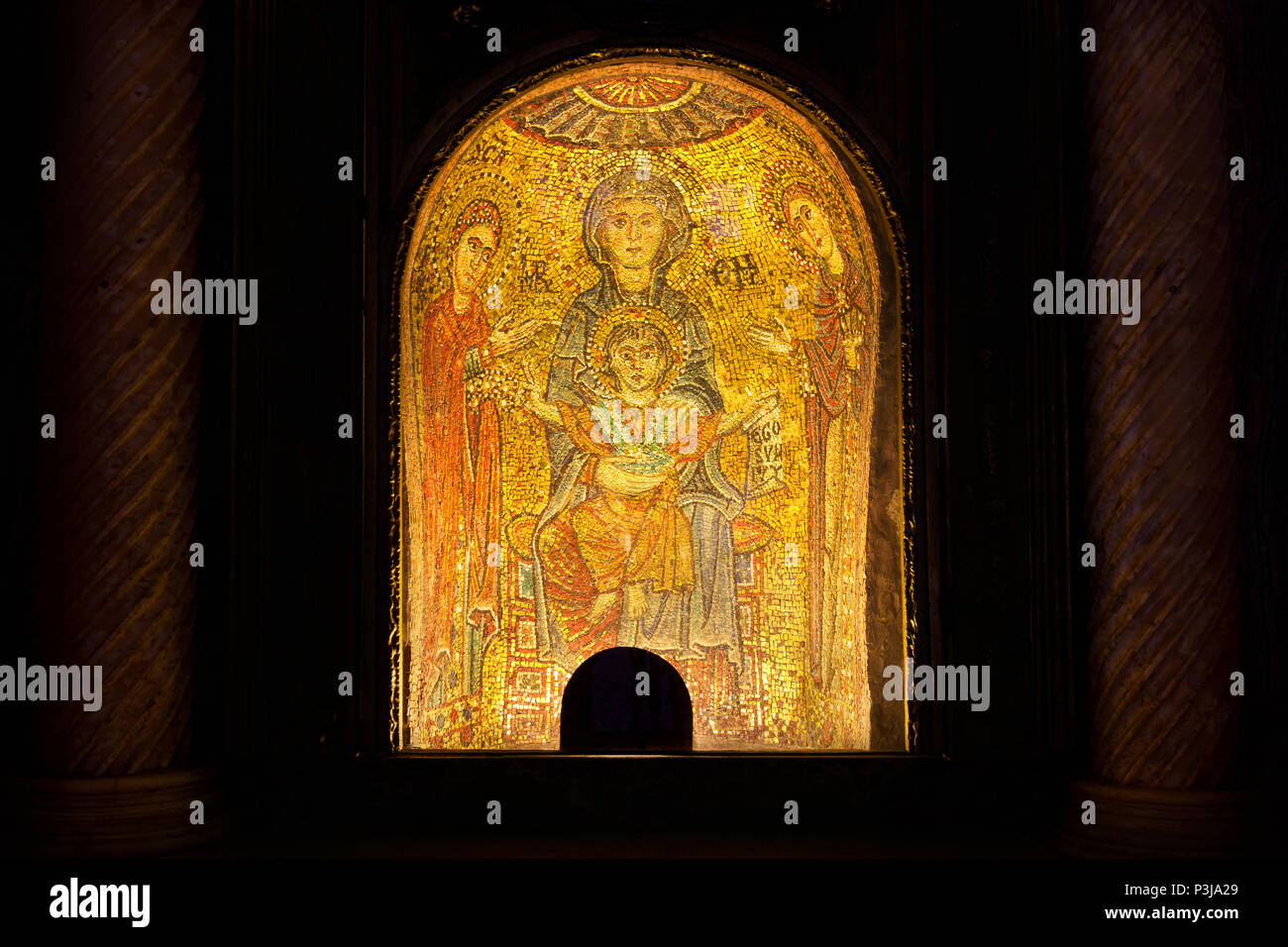 Madonna et l'enfant entre les saints Prasse et Prudenziana (13th C.) - Mosaïque - Chapelle Saint Zeno - Basilique de santa Prasde - Rome Banque D'Images