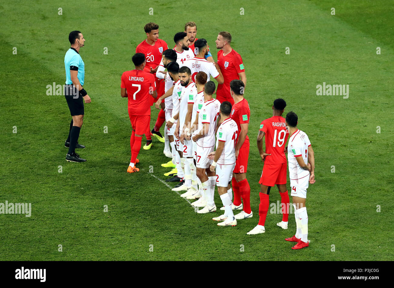 La Jordanie l'Angleterre Henderson (en haut à droite) affirme avec la Tunisie a Dylan Bronn comme ils ont mis en place un mur durant la Coupe du monde match du groupe G à l'arène, Volgograd Volgograd. Banque D'Images