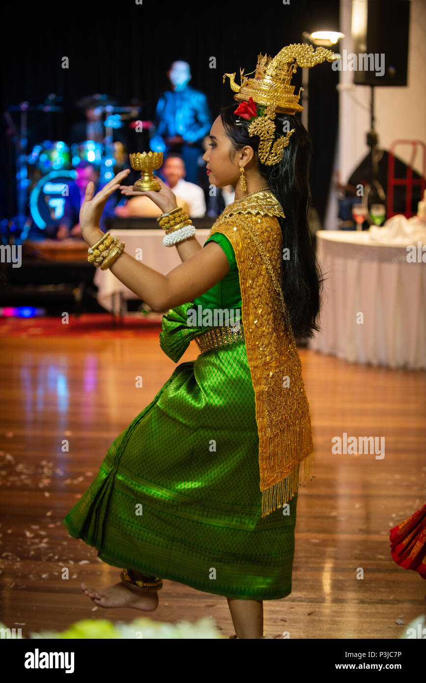 Danse de mariage, Sydney, Australie 20 Avril 2014 : femme danse une danse traditionnelle cambodgienne appelée la danse de Chuon Por (danse) qui souhaitent en K traditionnel Banque D'Images