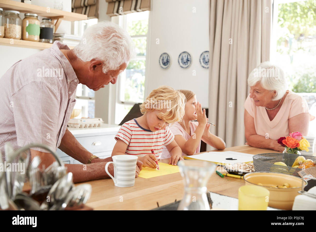Les grands-parents et petits-enfants de parler dans la cuisine, Close up Banque D'Images