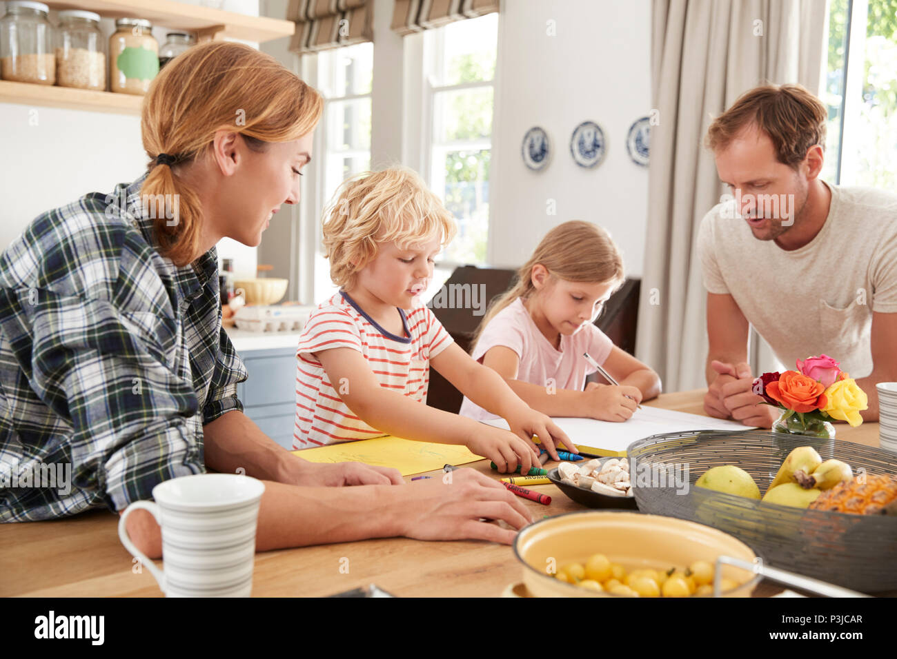 Jeune famille white occupé ensemble dans leur cuisine, Close up Banque D'Images