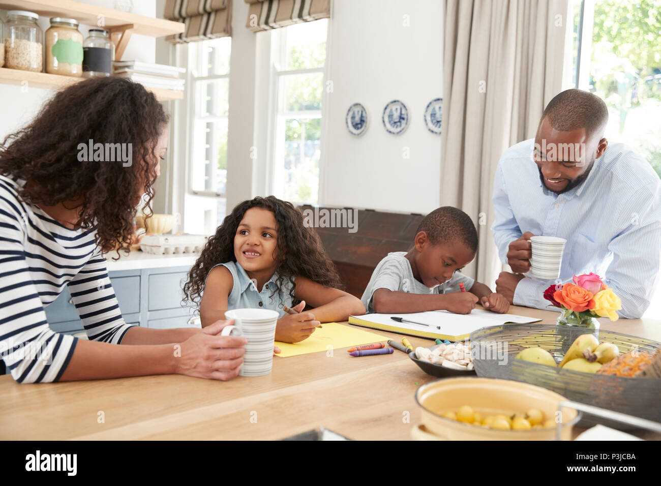 Jeune noir famille ensemble dans leur cuisine, Close up Banque D'Images