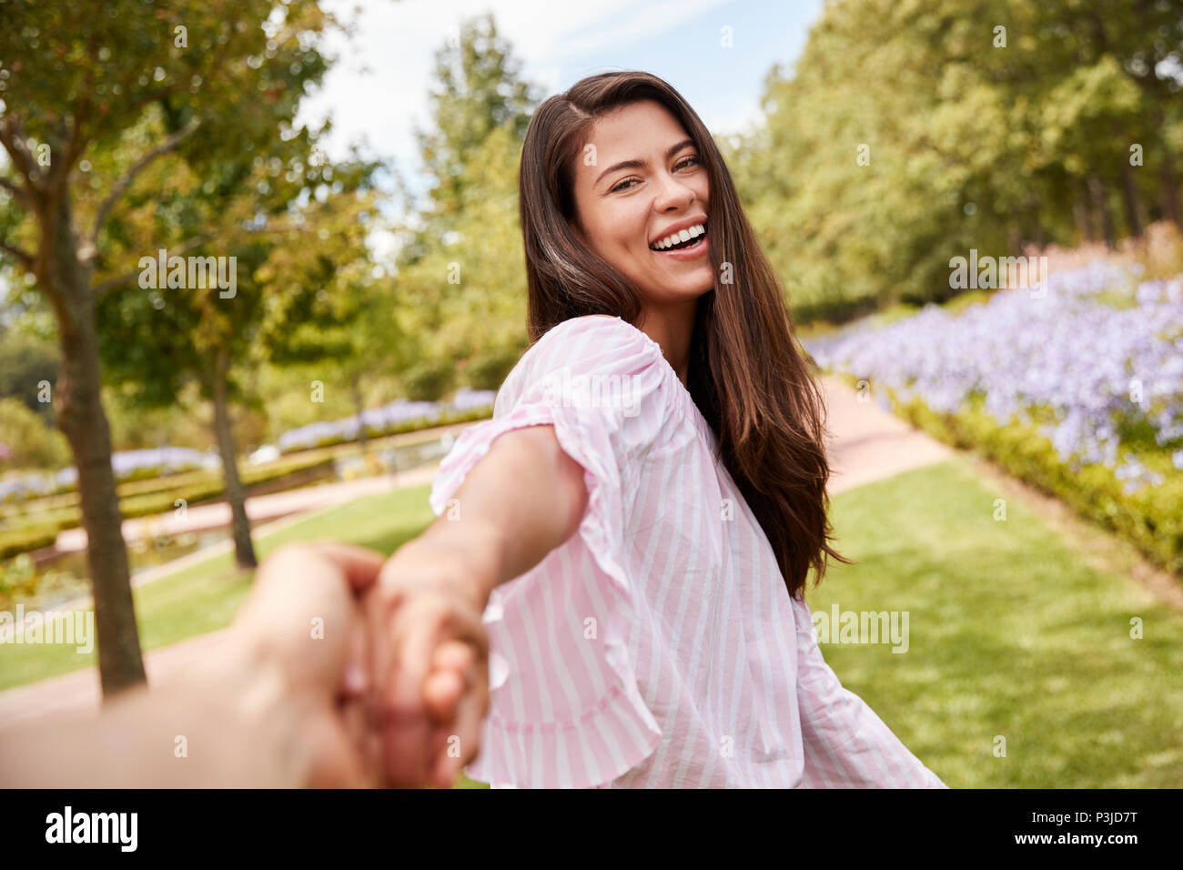 Point de vue tourné de Romantic Couple Walking in Park Ensemble Banque D'Images