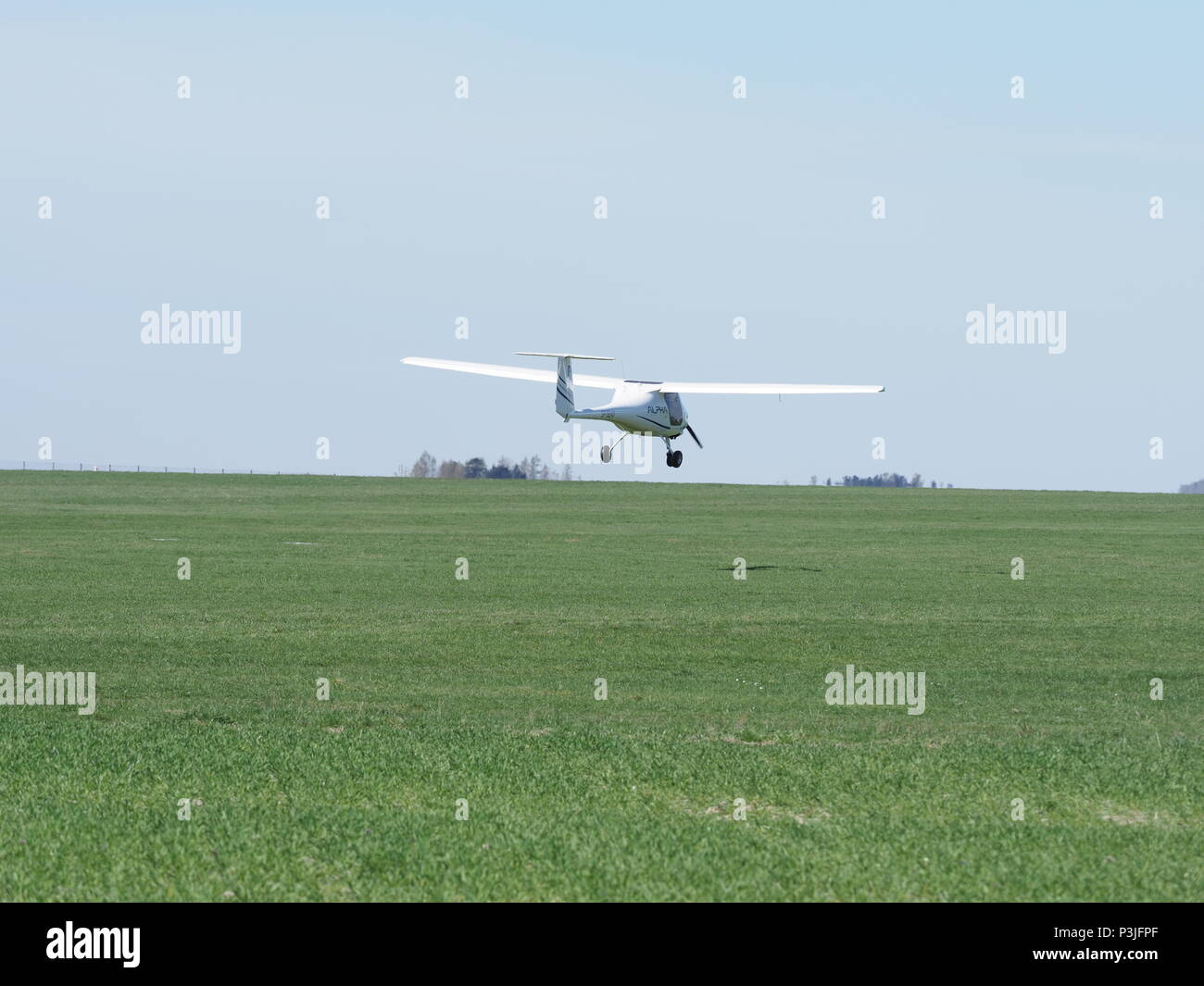 BIELSKO-BIALA, POLOGNE SUR AVRIL 2018 : blanc de Pipistrel Formateur Alpha SP PLACES avion sur l'aérodrome de Grassy, roulage au décollage, appartient à la Banque D'Images