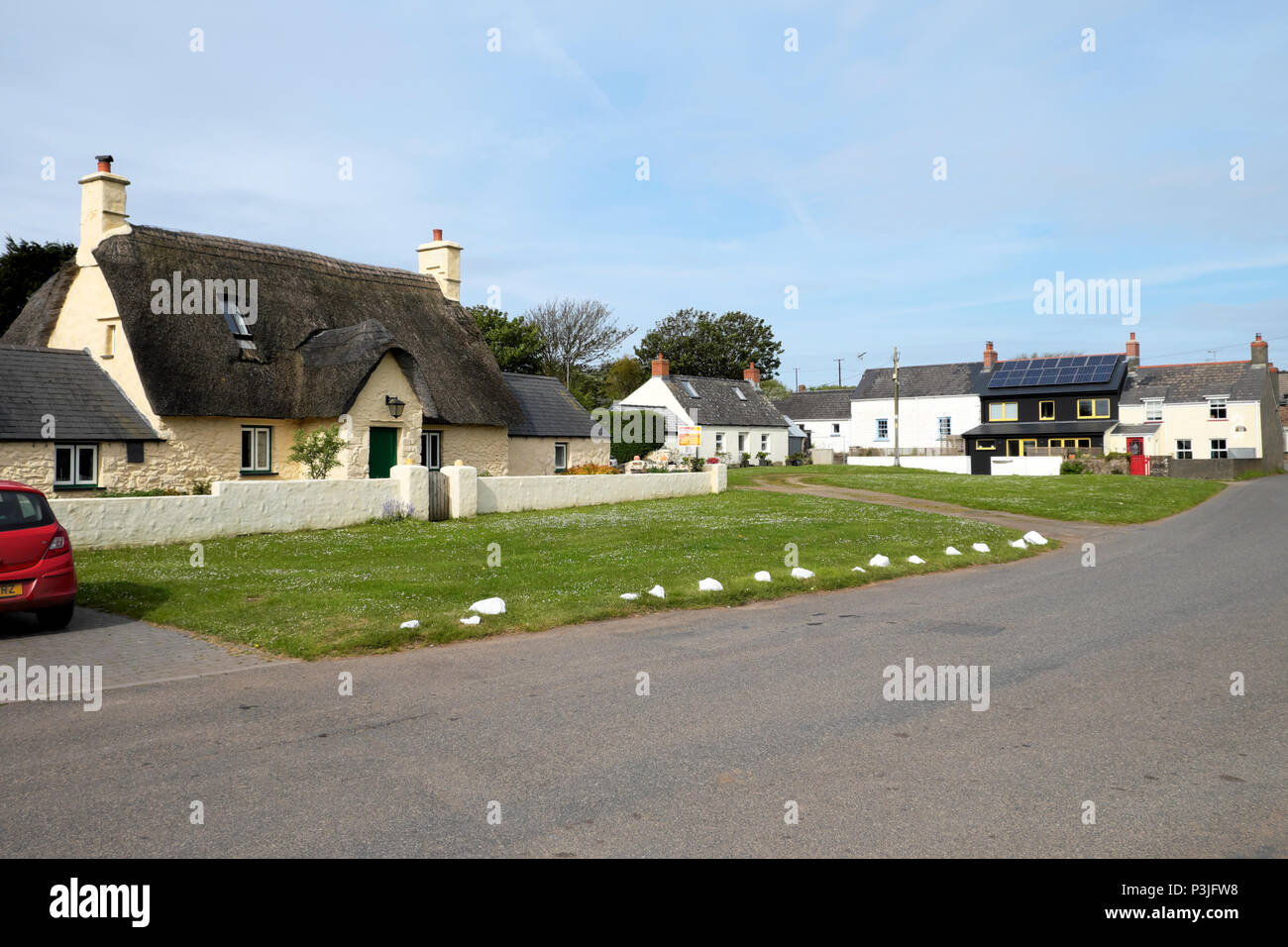 Une chaumière et varous styles de maisons du village de Marloes dans l'ouest de Pembrokeshire Wales, UK KATHY DEWITT DE WITT Banque D'Images