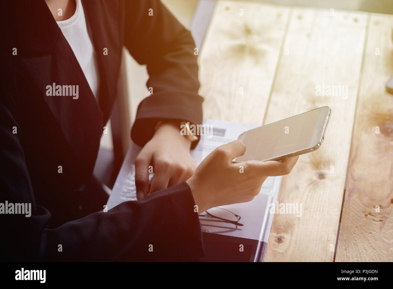Close up business woman using smartphone tout en étant assis à la cafétéria. Concept de business mobile. Libre avec une séle Banque D'Images