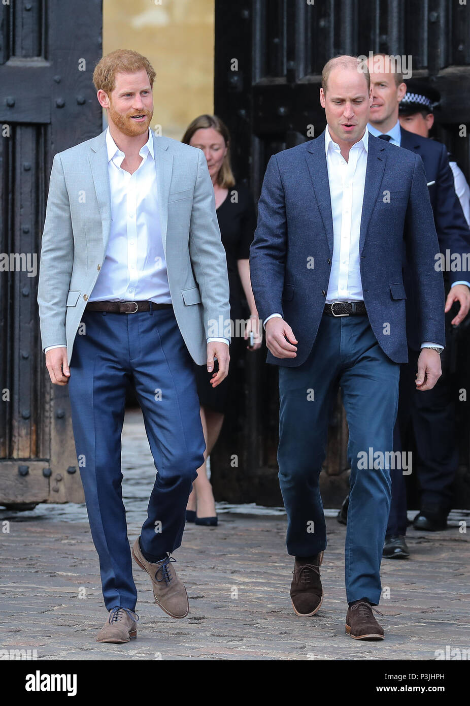 Taille Du Prince Harry Et William Le prince Harry et le Prince William salue la foule à l'extérieur du  château de Windsor le soir avant le mariage de prince Harry à Meghan Markle  comprend : le prince Harry,