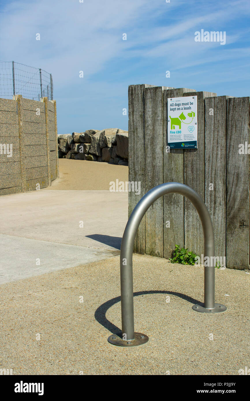 7 juin 2018 un obstacle à la sécurité des piétons en acier inoxydable situé sur la nouvelle promenade à Newcastle comté de Down en Irlande du Nord Banque D'Images