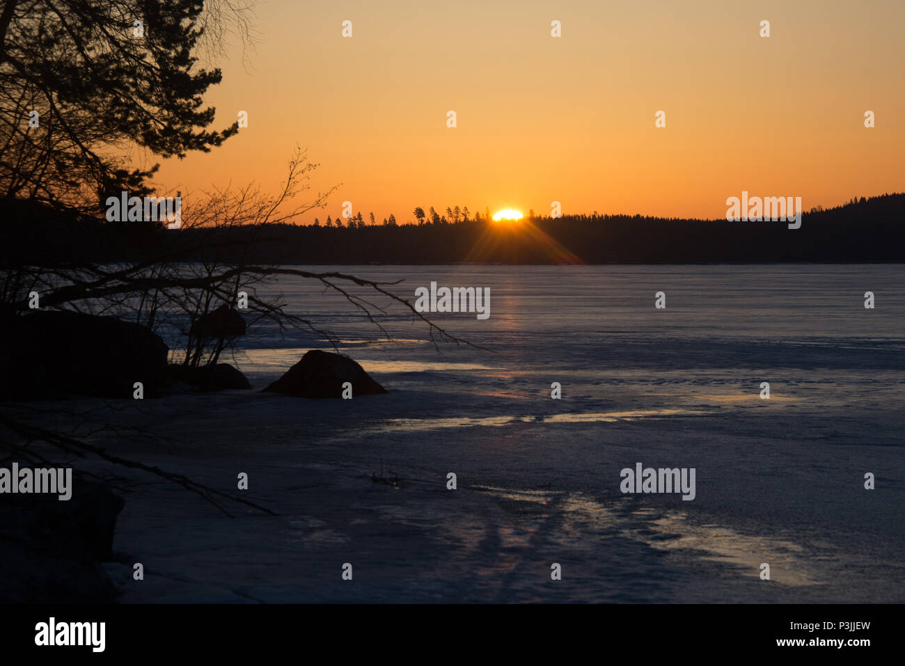 Lake Kukkia Lever du Soleil. Luopioinen, Finlande. 11.4.2018. J'ai oublié mon Nikon D610 tout en prenant des photos du coucher de soleil hier soir. Alors je me suis levé tôt pour witne Banque D'Images