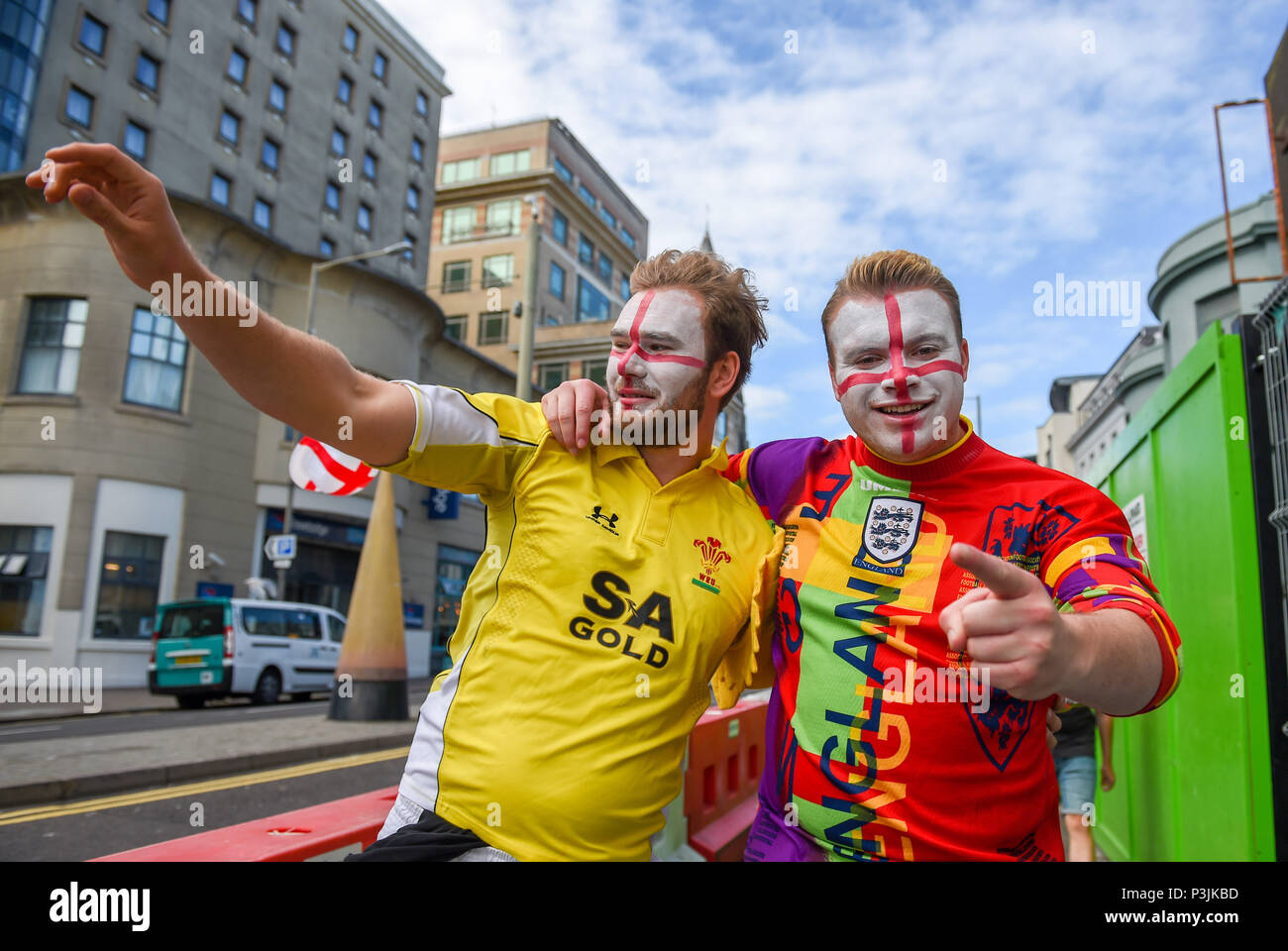 Brighton UK 18 juin 2018 - Angleterre football fans obtenir derrière l'équipe dans les rues de Brighton en Angleterre ce soir prendre sur la Tunisie au cours de la W Banque D'Images