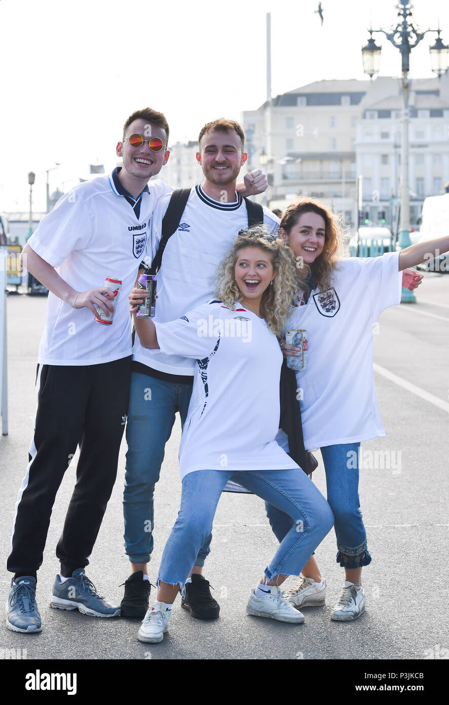 Brighton UK 18 juin 2018 - Angleterre football fans obtenir derrière l'équipe sur le front de mer de Brighton, ce soir, ils font leur chemin pour regarder le match sur un Banque D'Images