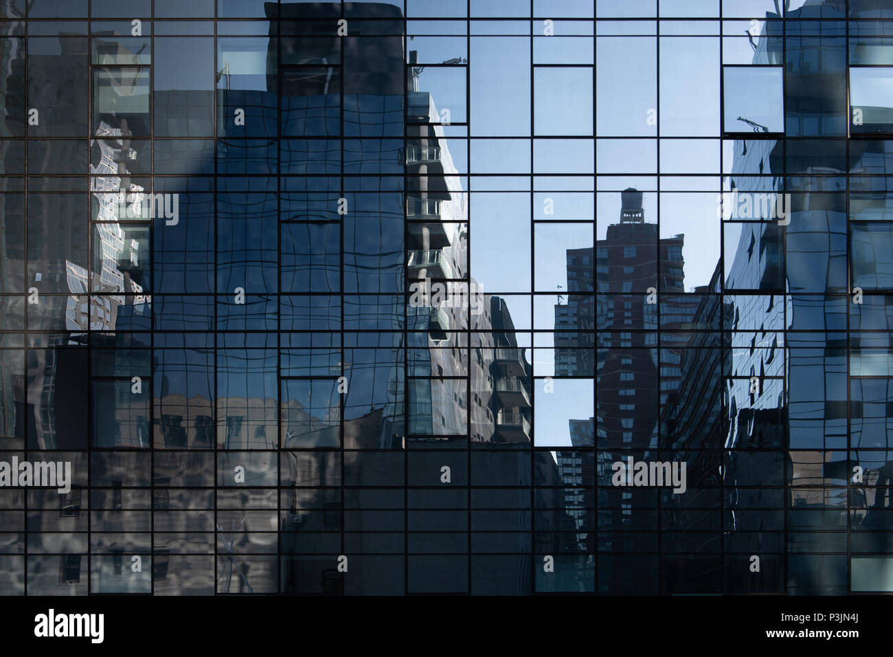 Réflexions sur la ville un bâtiment moderne près de la Le parc High Line à New York City Banque D'Images