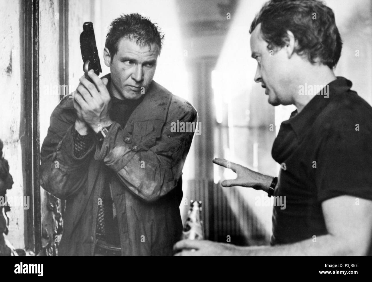 Titre original : Blade Runner. Titre en anglais : Blade Runner. Film Réalisateur : Ridley Scott. Année : 1982. Stars : HARRISON FORD ; Ridley Scott. Credit : Ladd Company/WARNER BROS / Album Banque D'Images