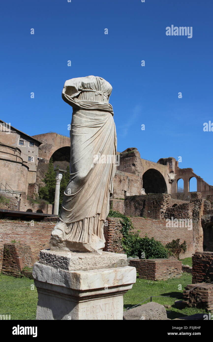 Statue à La maison des vestales dans le Forum Romain, Rome. Ces prêtresses vierges étaient les gardiens de la ville, les feux sacrés. Banque D'Images