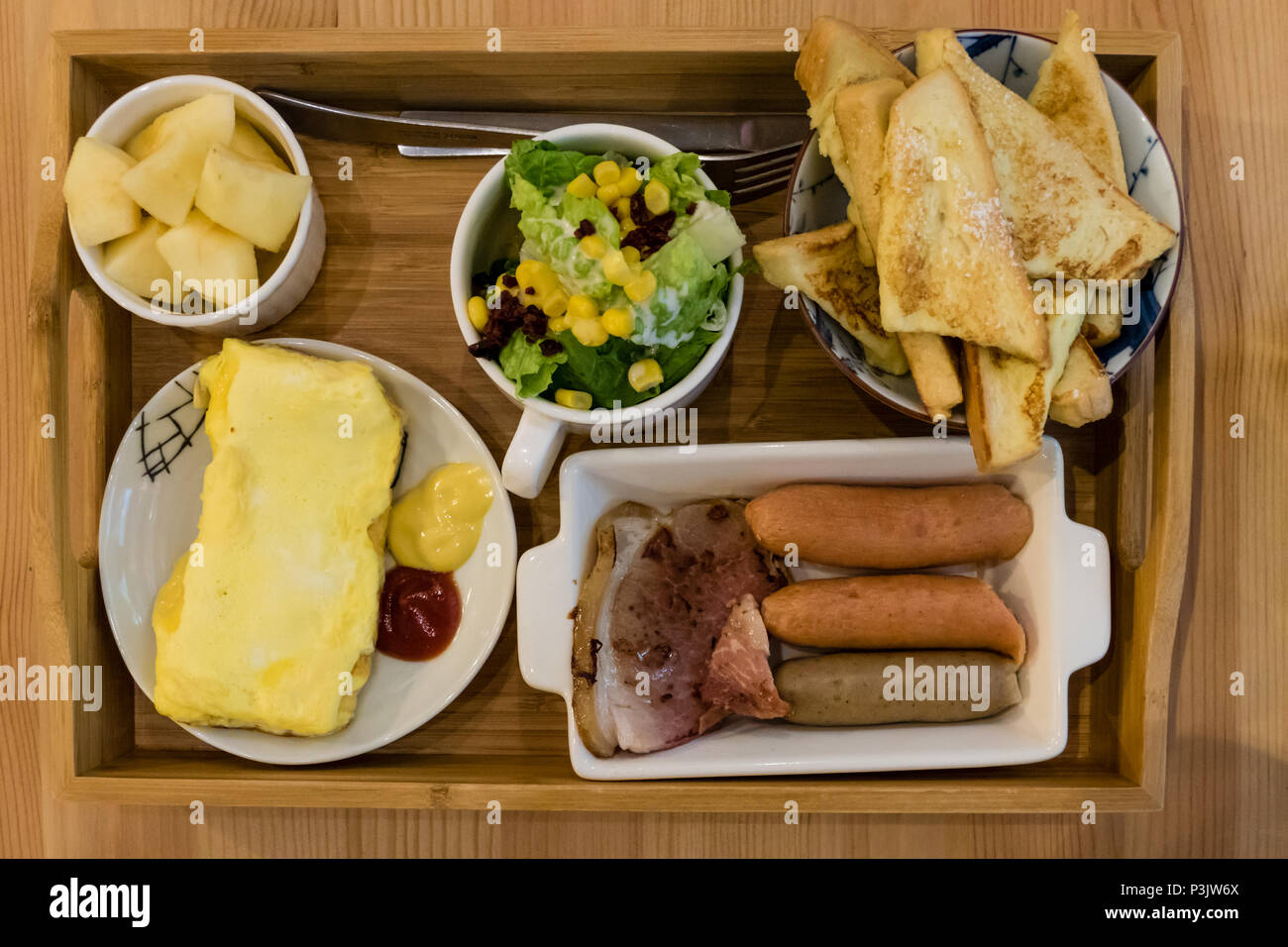 Saucisse Allemande Brunch Avec Salade œuf Et Le Pain Perdu