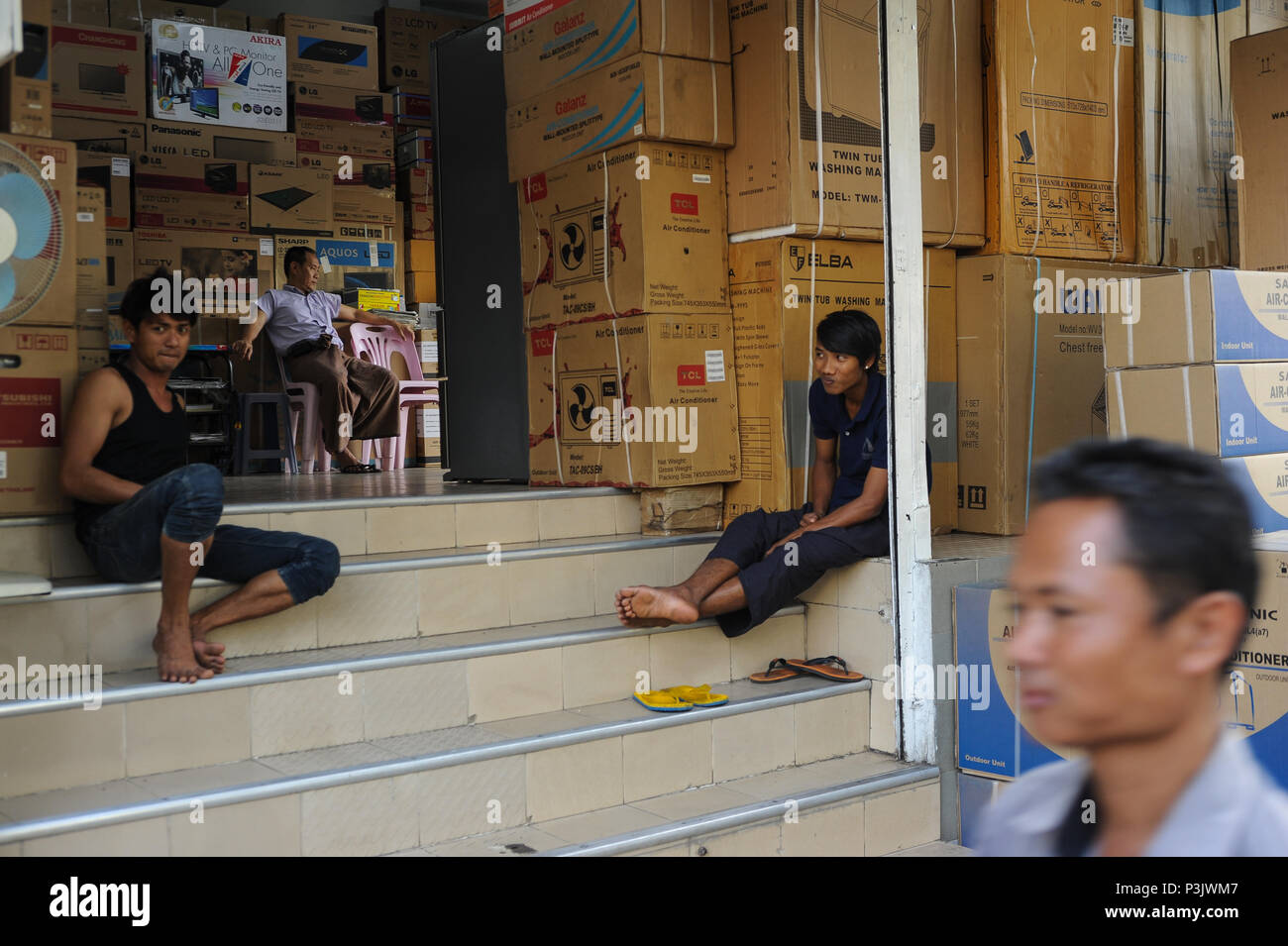 Yangon, Myanmar, les appareils électriques spécialiste dans le centre Banque D'Images