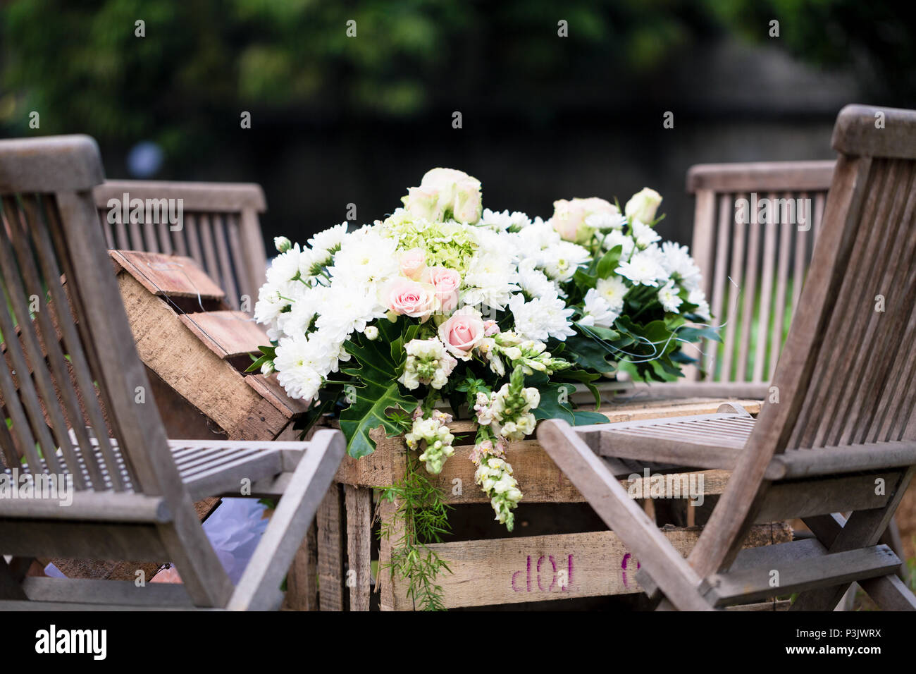 Bouquet de fleurs de mariage sur la table à la réception Banque D'Images