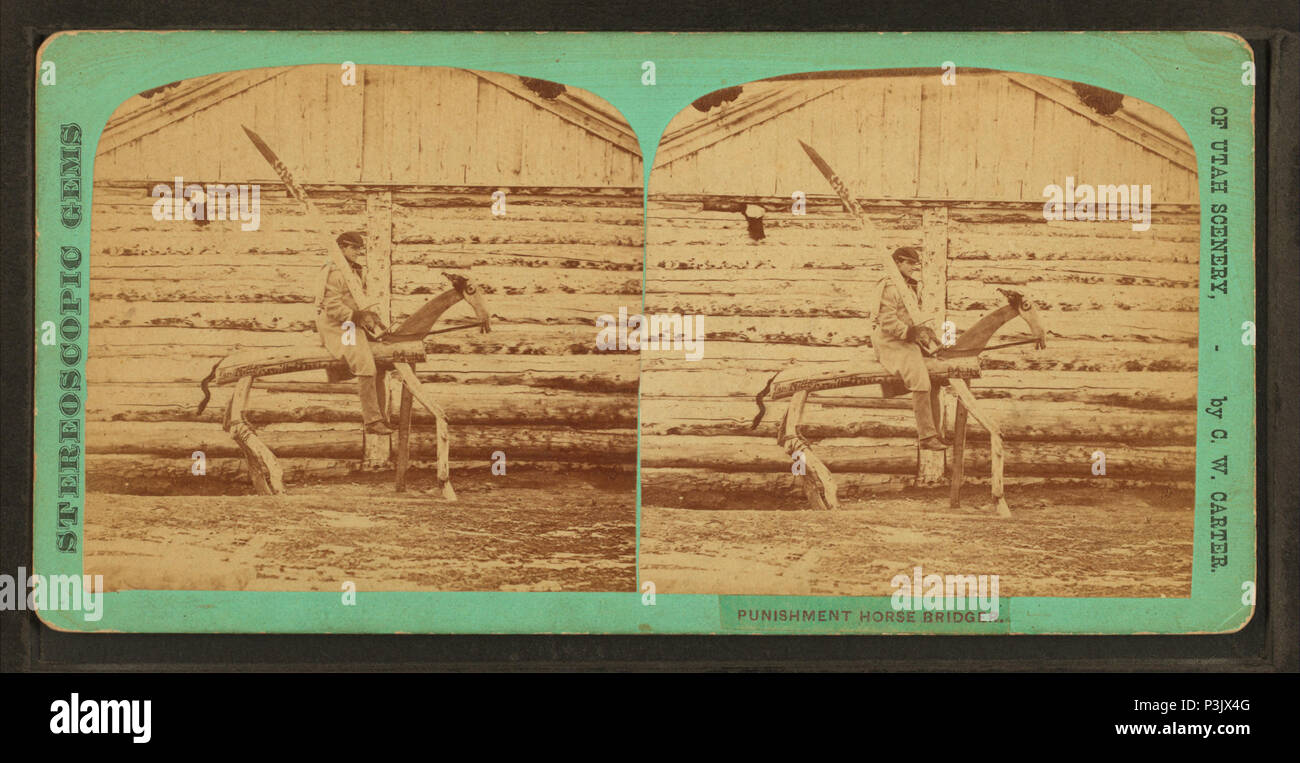 6 "punition" (Cheval Bridger montrant le soldat cheval de bois surdimensionnés holding sabre en bois par-dessus son épaule en face de log building), par C. W. Carter Banque D'Images