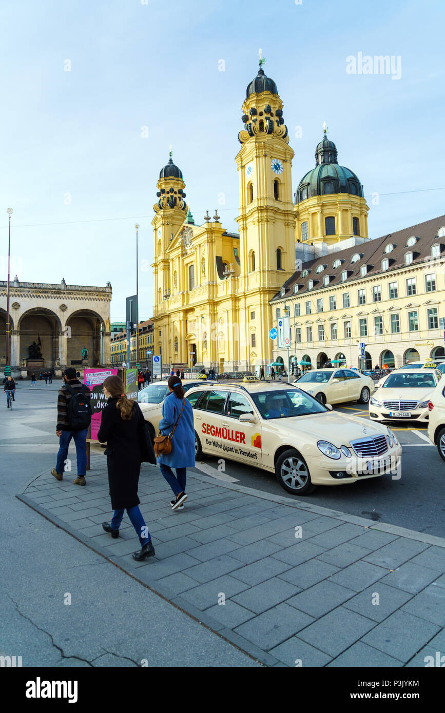 Munich, Allemagne - 25 octobre 2017 : Theatine baroque église Saint Cajetan ou Theatinerkirche à jour Banque D'Images