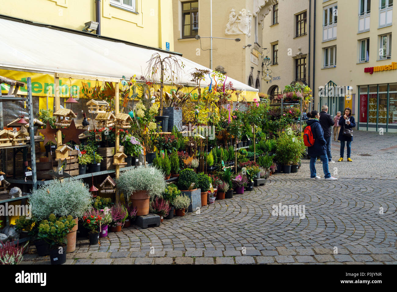 Munich, Allemagne - 25 octobre 2017 : les touristes acheter différentes sortes de souvenirs sur le comptoir du marché Viktualienmarkt Banque D'Images