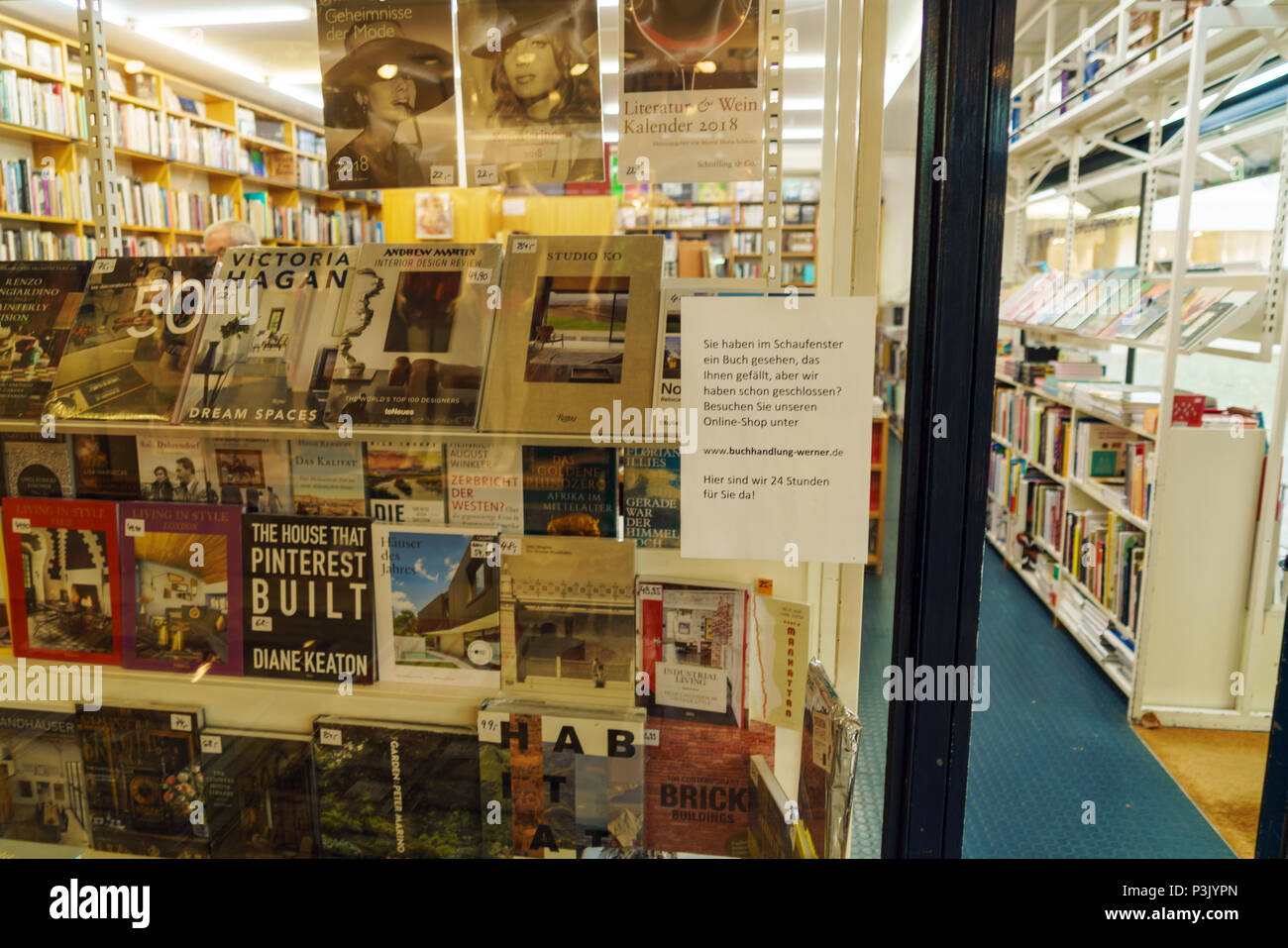 Munich, Allemagne - 20 octobre 2017 : vitrines d'une librairie avec un grand nombre de livres et magazines Banque D'Images
