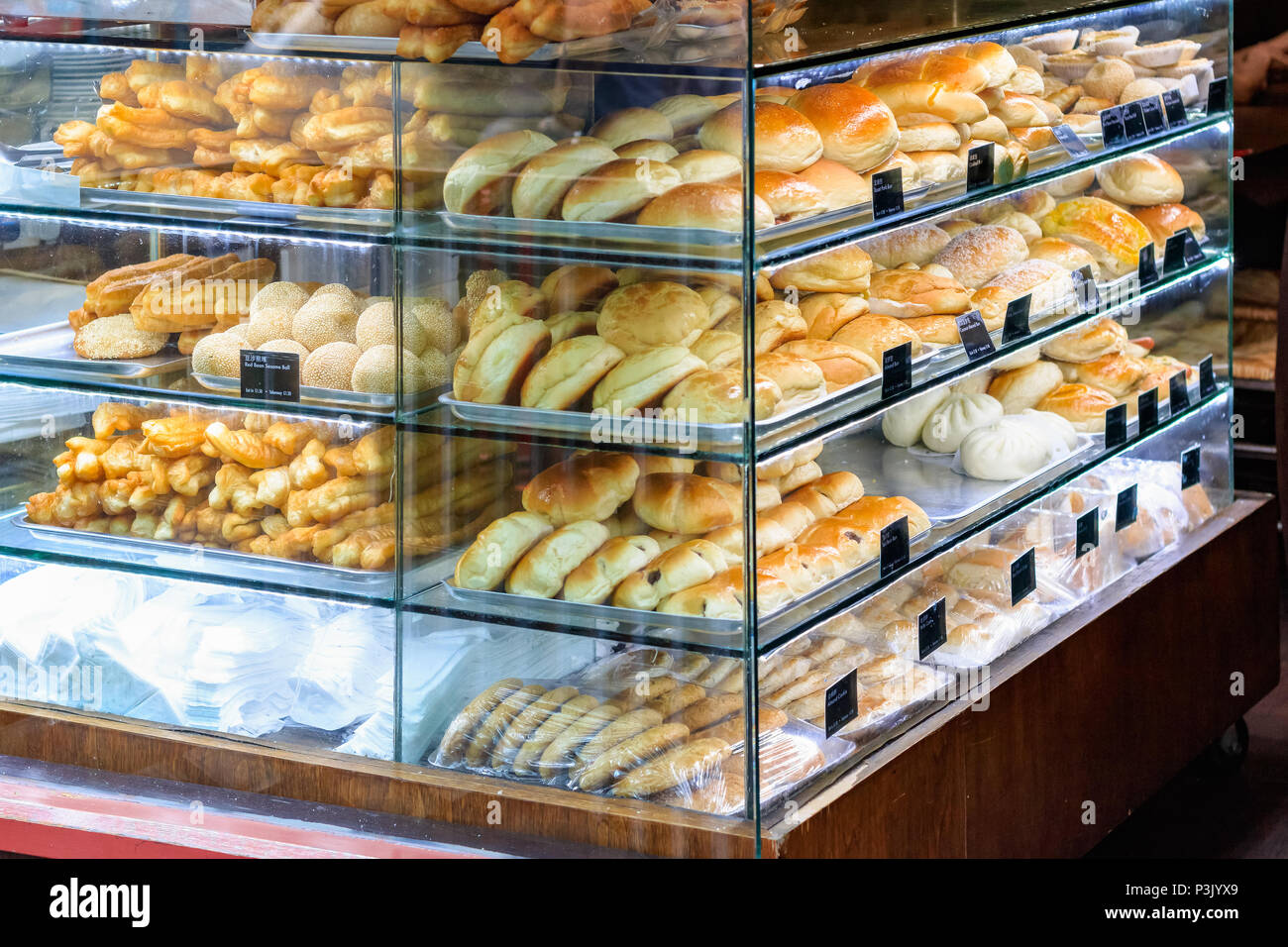 Pains et pâtisseries chinoises sur l'affichage à une boulangerie dans le quartier chinois de Londres Banque D'Images