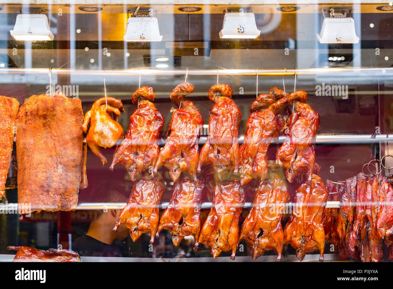 Rangées de canards rôtis sur l'affichage à un restaurant chinois dans le quartier chinois de Londres Banque D'Images
