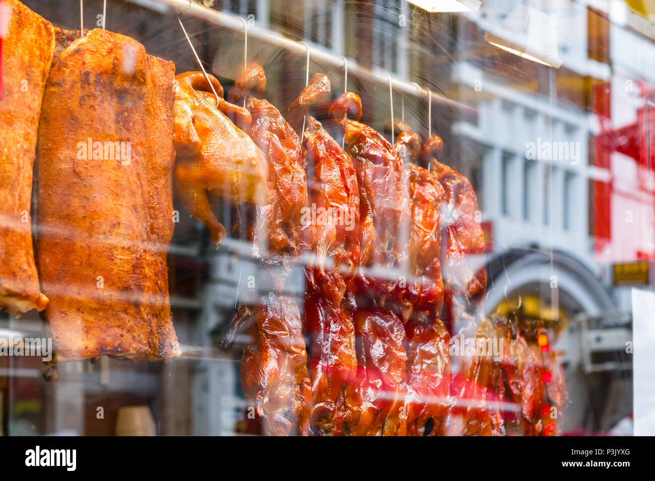 Rangées de canards rôtis sur l'affichage à un restaurant chinois dans le quartier chinois de Londres Banque D'Images
