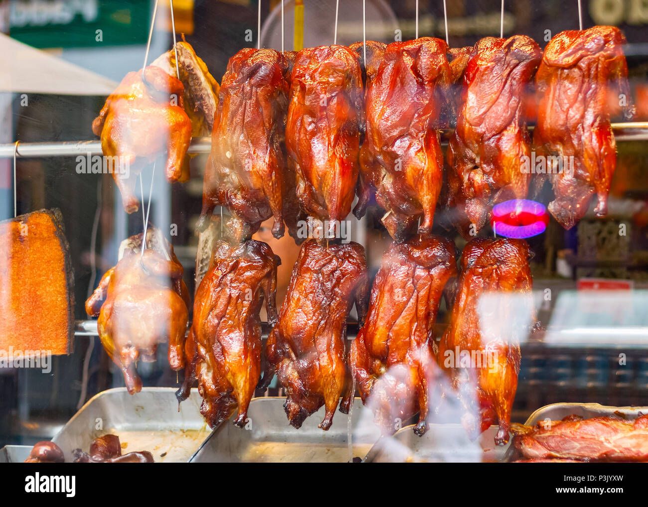 Rangées de canards rôtis sur l'affichage à un restaurant chinois dans le quartier chinois de Londres Banque D'Images