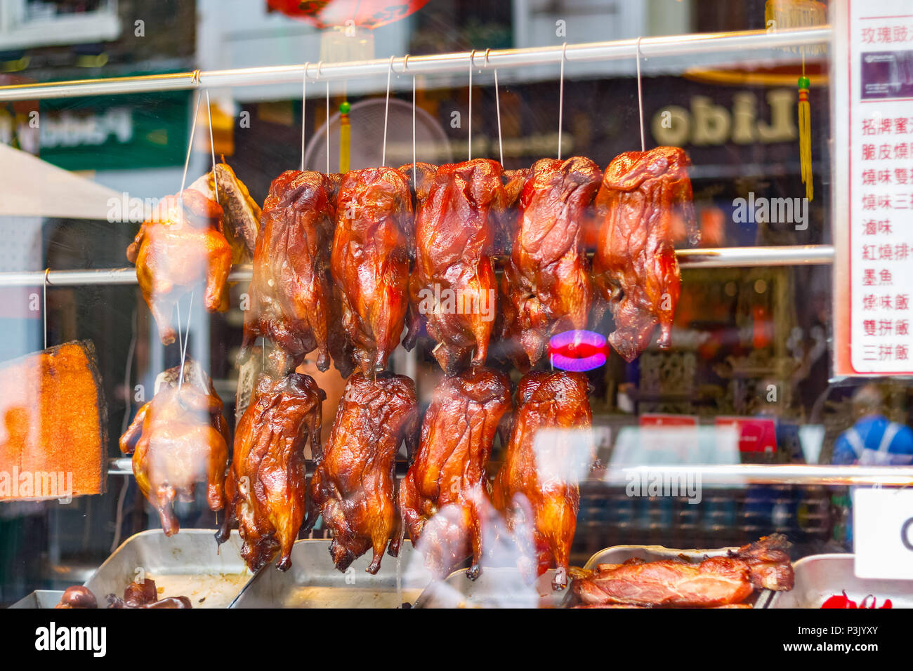 Rangées de canards rôtis sur l'affichage à un restaurant chinois dans le quartier chinois de Londres Banque D'Images
