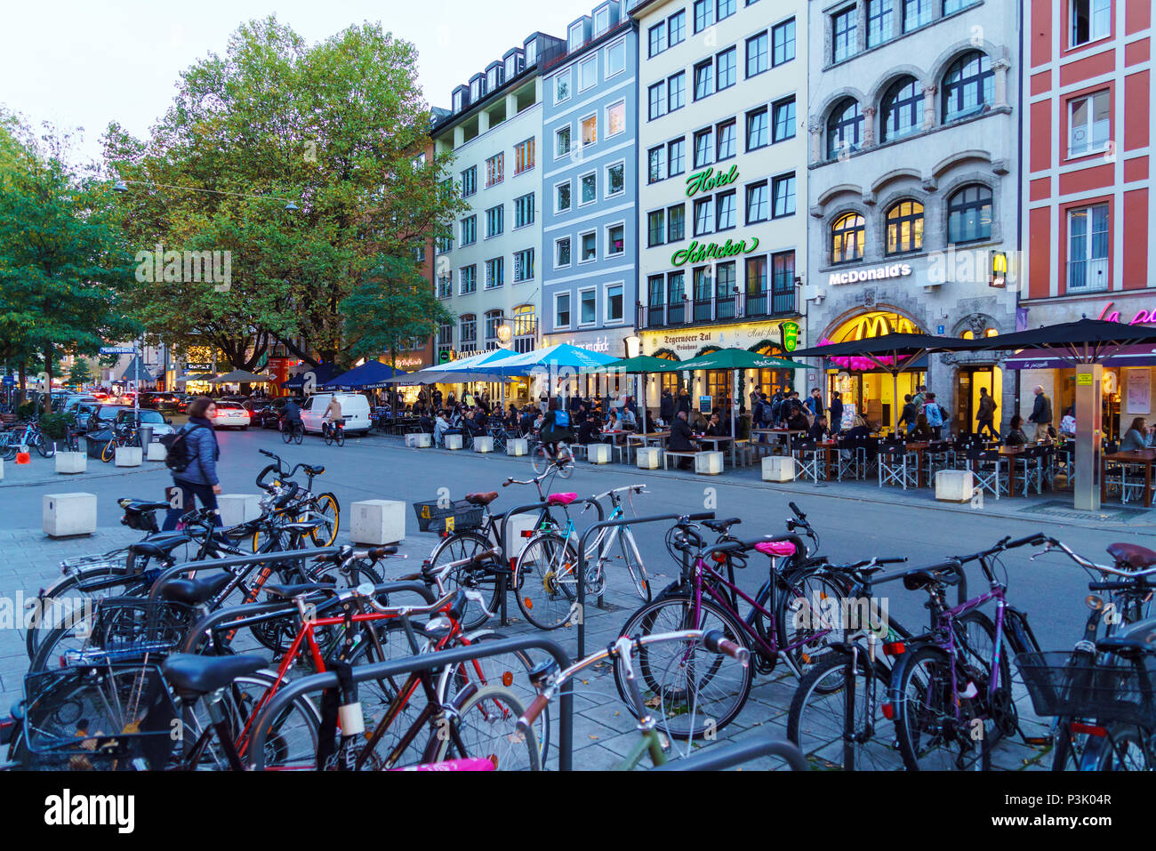 Munich, Allemagne - 25 octobre 2017 : les résidents locaux à pied à travers les rues de la vieille ville à côté du signe de la bière restaurants Banque D'Images