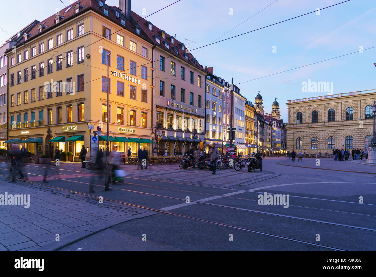 Munich, Allemagne - 25 octobre 2017 : Spatenhaus et autres maisons anciennes à Max-Joseph-Platz dans la nuit Banque D'Images