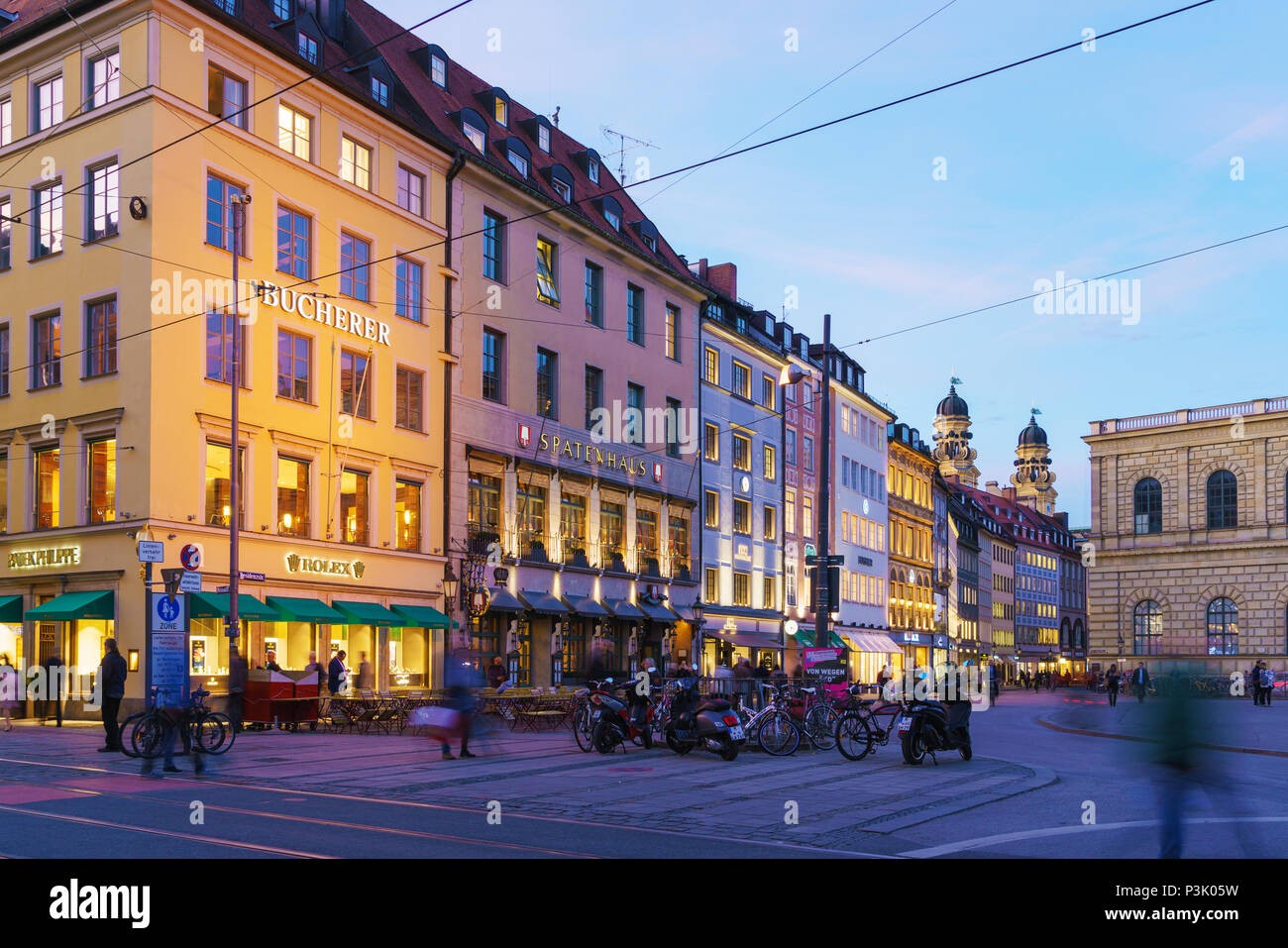 Munich, Allemagne - 25 octobre 2017 : Spatenhaus et autres maisons anciennes à Max-Joseph-Platz dans la nuit Banque D'Images