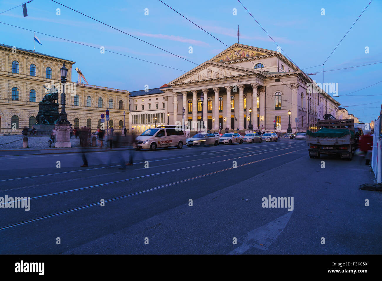 Munich, Allemagne - 25 octobre 2017 : Le Théâtre National le Max-Joseph-Platz dans la nuit Banque D'Images