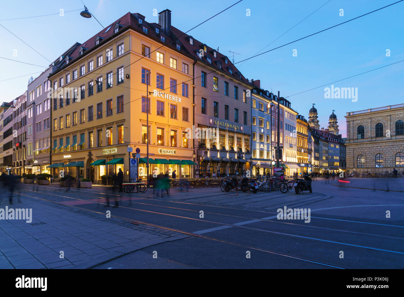 Munich, Allemagne - 25 octobre 2017 : Spatenhaus et autres maisons anciennes à Max-Joseph-Platz dans la nuit Banque D'Images
